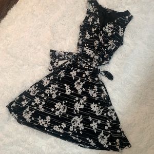 Beautiful floral black and white dress, small